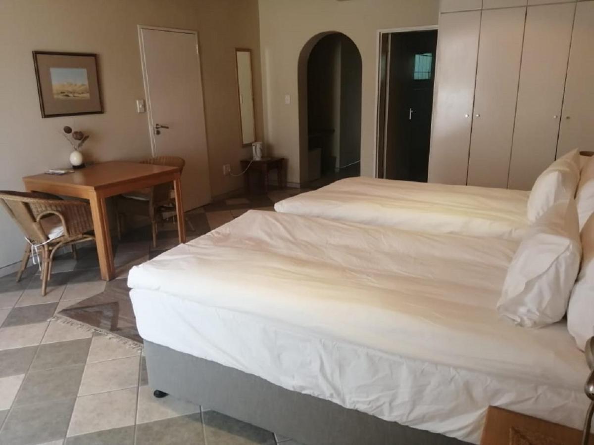 Hotel Pension Palmquell Klein Windhoek Экстерьер фото