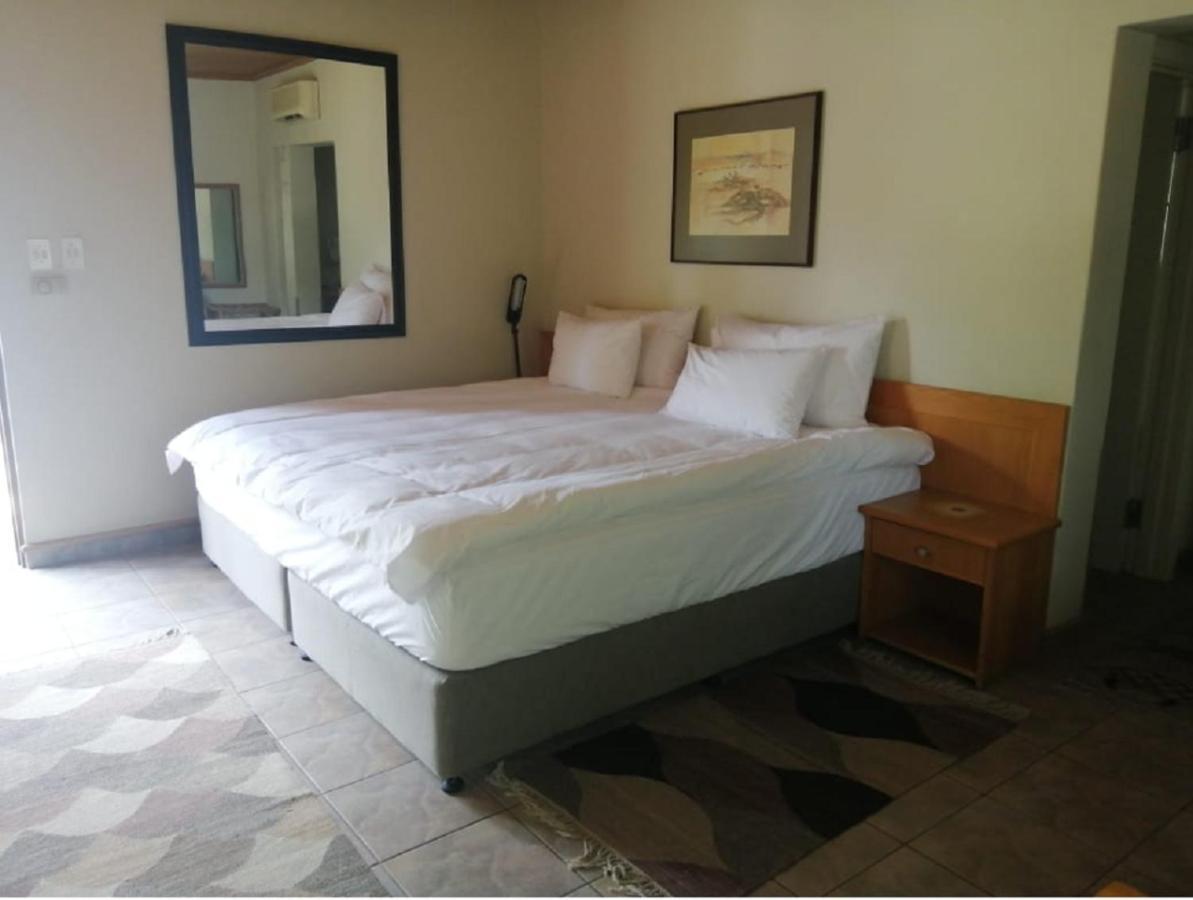 Hotel Pension Palmquell Klein Windhoek Экстерьер фото